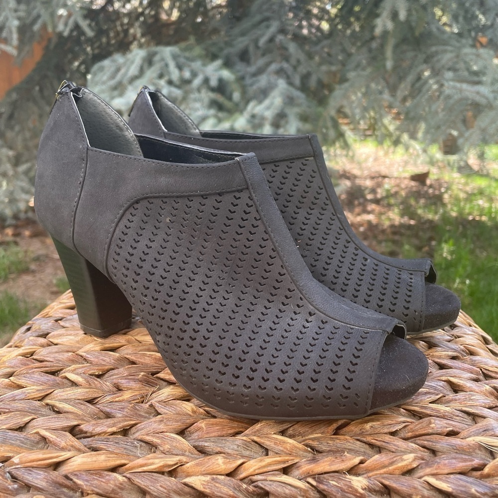 Giani Bernini Alanny Black Perforated Suede Peep Toe shoe bootie. Size 9 - Picture 4 of 7